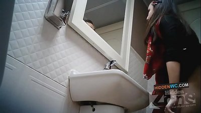 Snimak skrivene kamere u ženskom toaletu (1)
